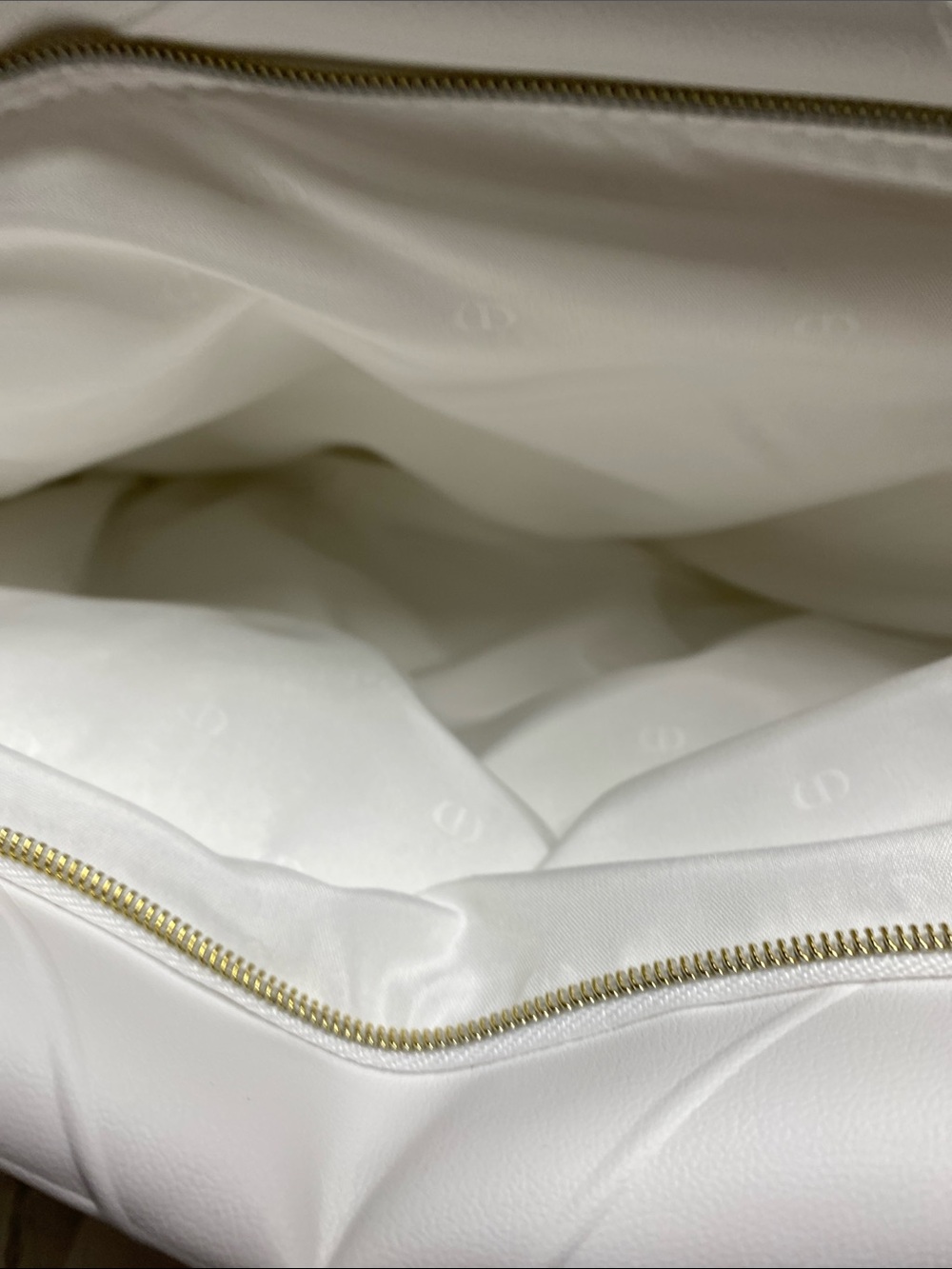 Dior Limited Edition White Quilted Faux Leather Pouch - Picture 15 of 16